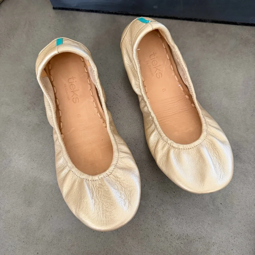 Tieks Women’s Champagne Gold Leather Ballet Flats with Turquoise Soles Size 6